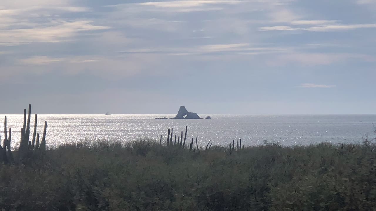 En la foto se observa la piedra "del león echado". Residentes de San Carlos han pedido a la Comisión del Fomento al Turismo del Estado de Sonora que refuerce las medidas de promoción y difusión de ese municipio a nivel estatal, nacional e internacional, con el fin de posicionarlo como el mejor atractivo turístico del estado.