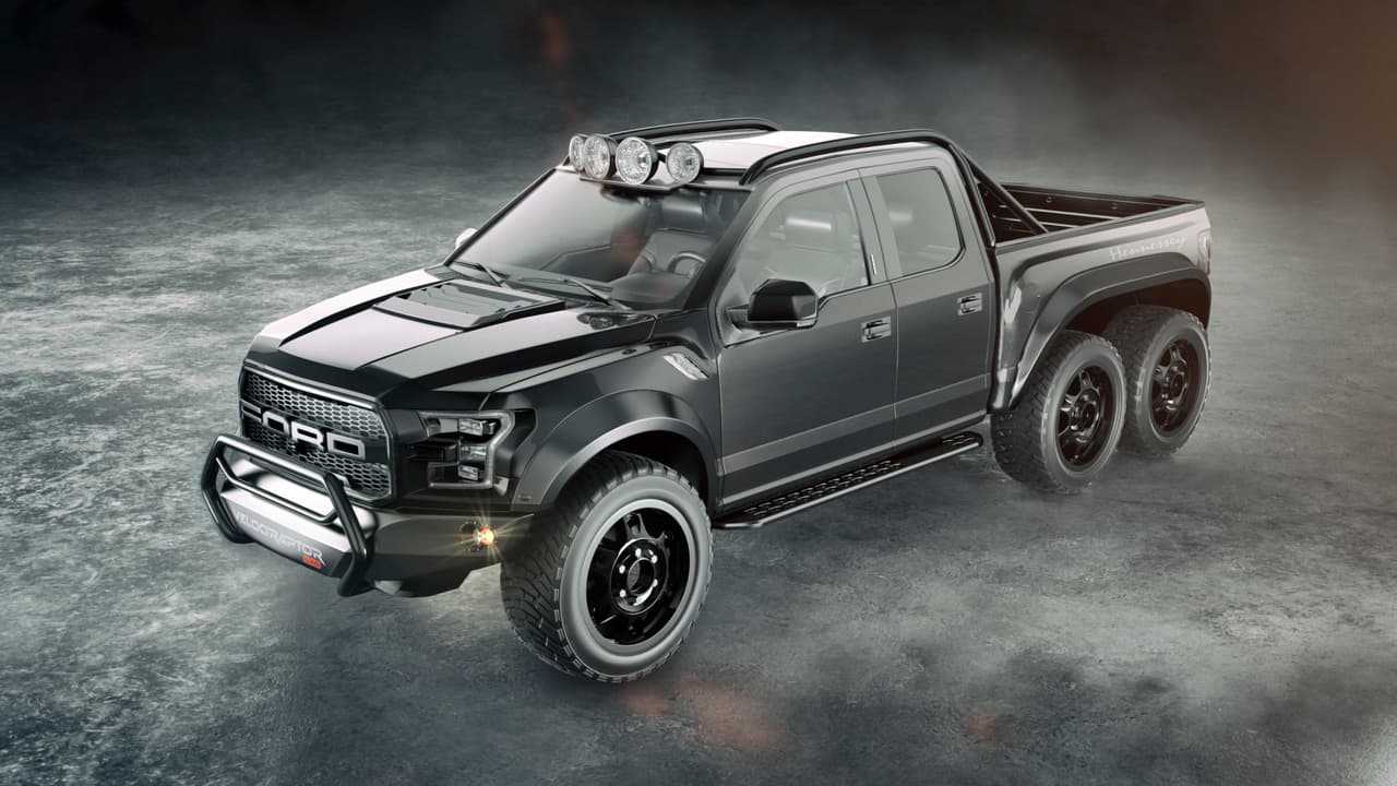 Para lograr el salto de 150 caballos de fuerza en la VelociRaptor 6X6, Hennessey sustituye los turboalimentadores del V6 EcoBoost 3.5 de 450 caballos de fuerza que se encuentra en la Ford F-150 Raptor 2017 por un par de unidades de diseño propio. Los cambios en la planta de energía continúan con un nuevo escape menos restrictivo en acero inoxidable, un intercooler frontal aire a aire y un nuevo programa de gerencia del motor. Hennessey no resistió la tentación de agregar un eje trasero adicional, en homenaje sin duda a la Mercedes-AMG G63 6x6.