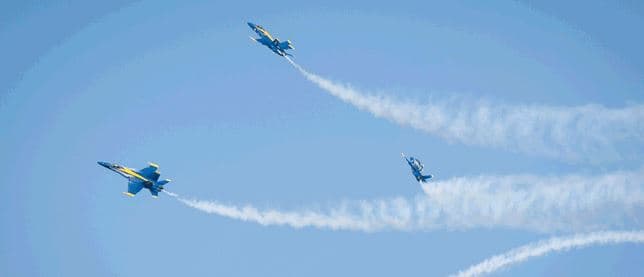 Recuerde, la presentación en Chicago de los Blue Angels de la Marina de los EEUU será a lo largo de la orilla del lago Michigan el sábado 21 y domingo 22 de agosto del mediodía a 1:00 de la tarde.