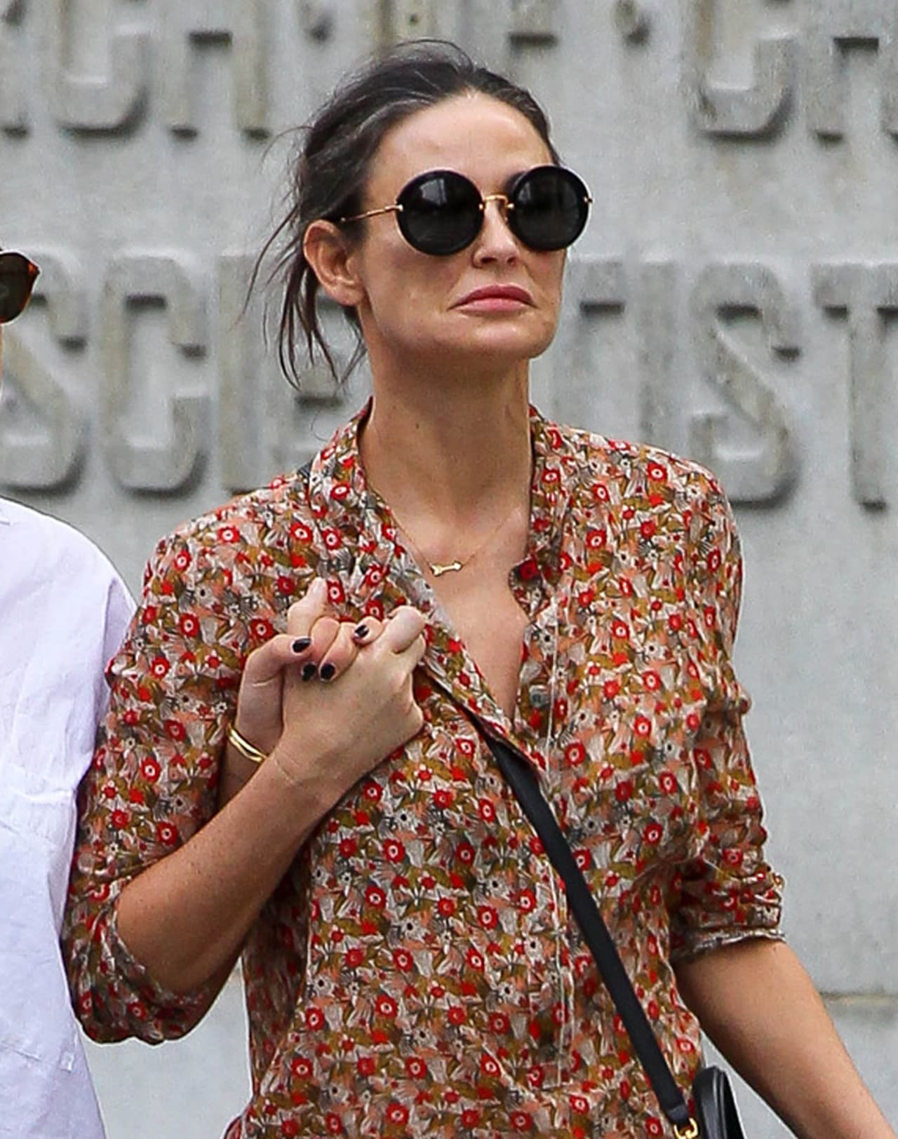 Demi Moore salió con poco maquillaje a pasear.