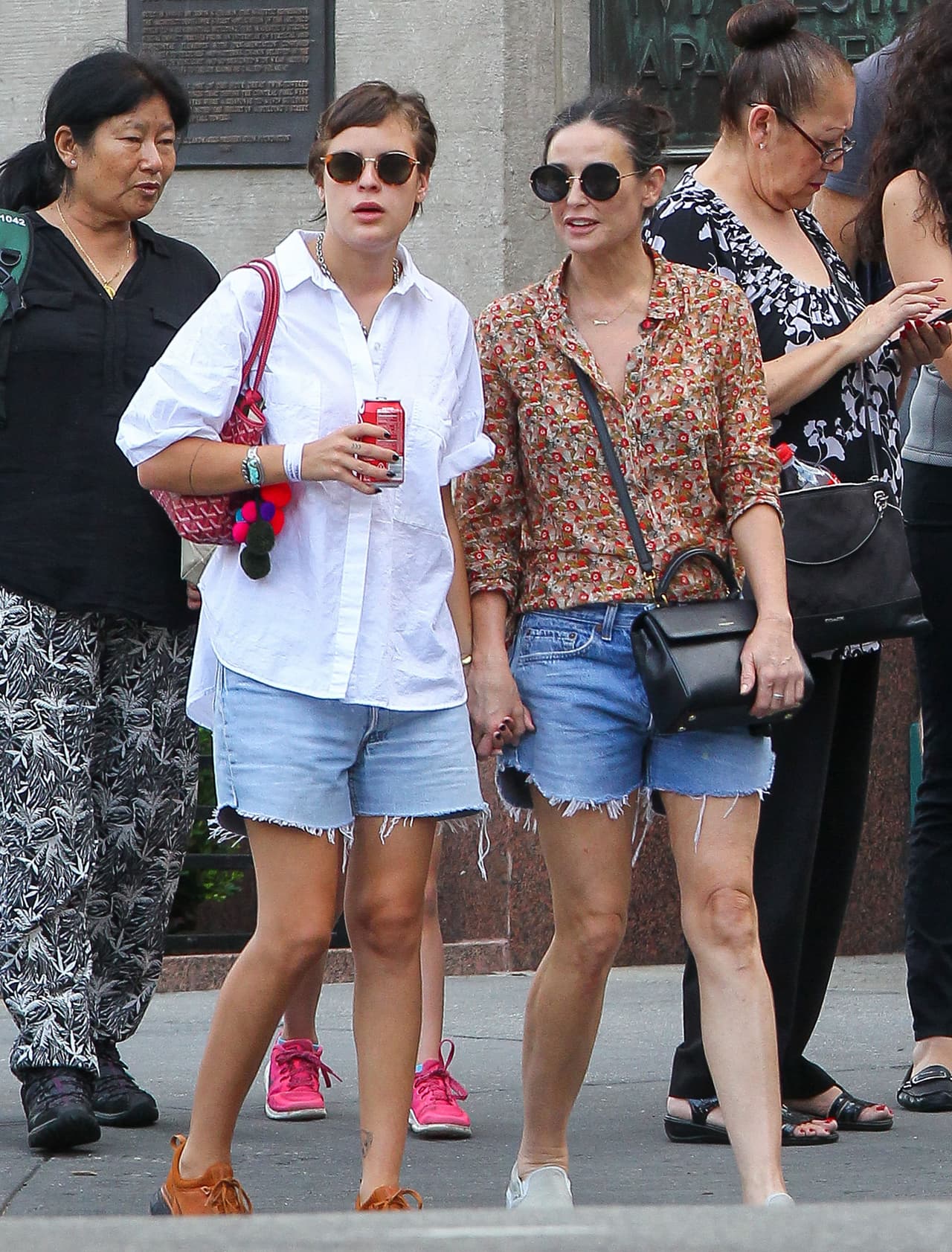 Después de que un hombre murió en su piscina, la actriz sigue refugiándose en Manhattan.