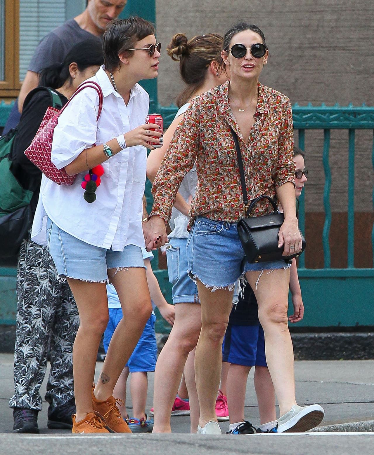 Después de que un hombre murió en su piscina, la actriz sigue refugiándose en Manhattan.