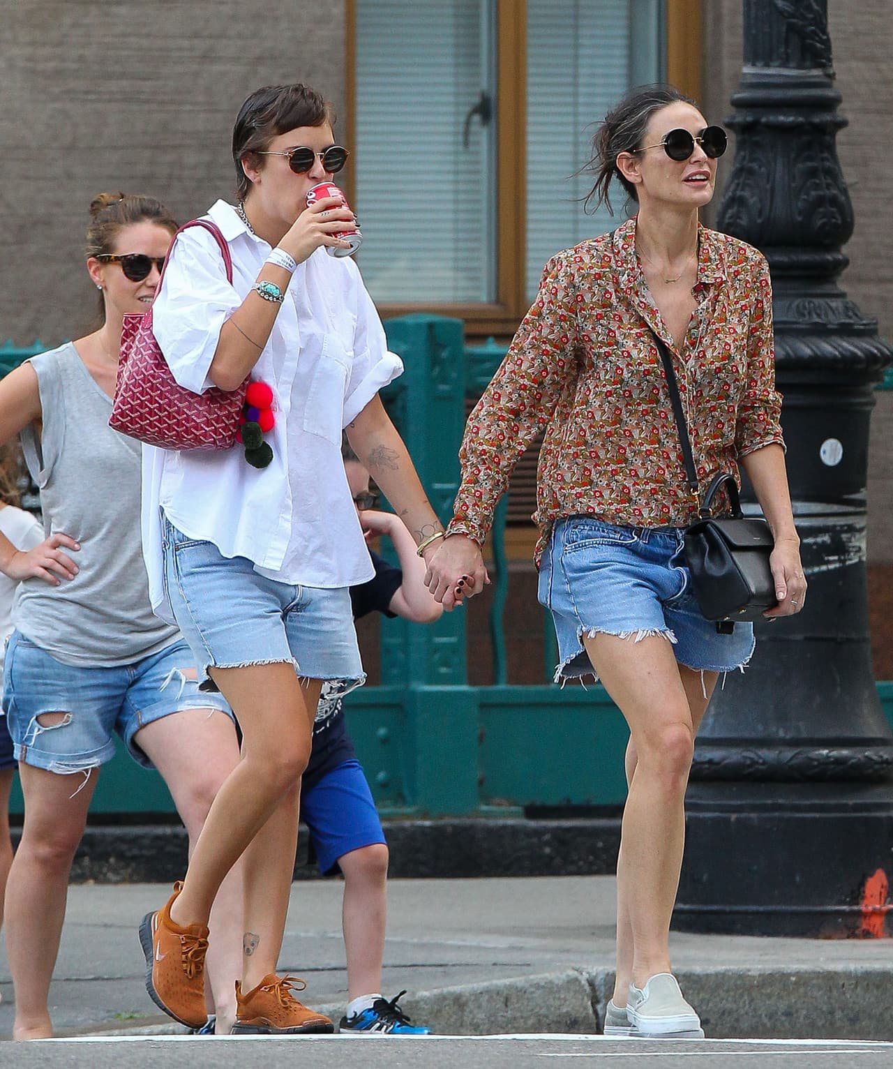 Después de que un hombre murió en su piscina, la actriz sigue refugiándose en Manhattan.