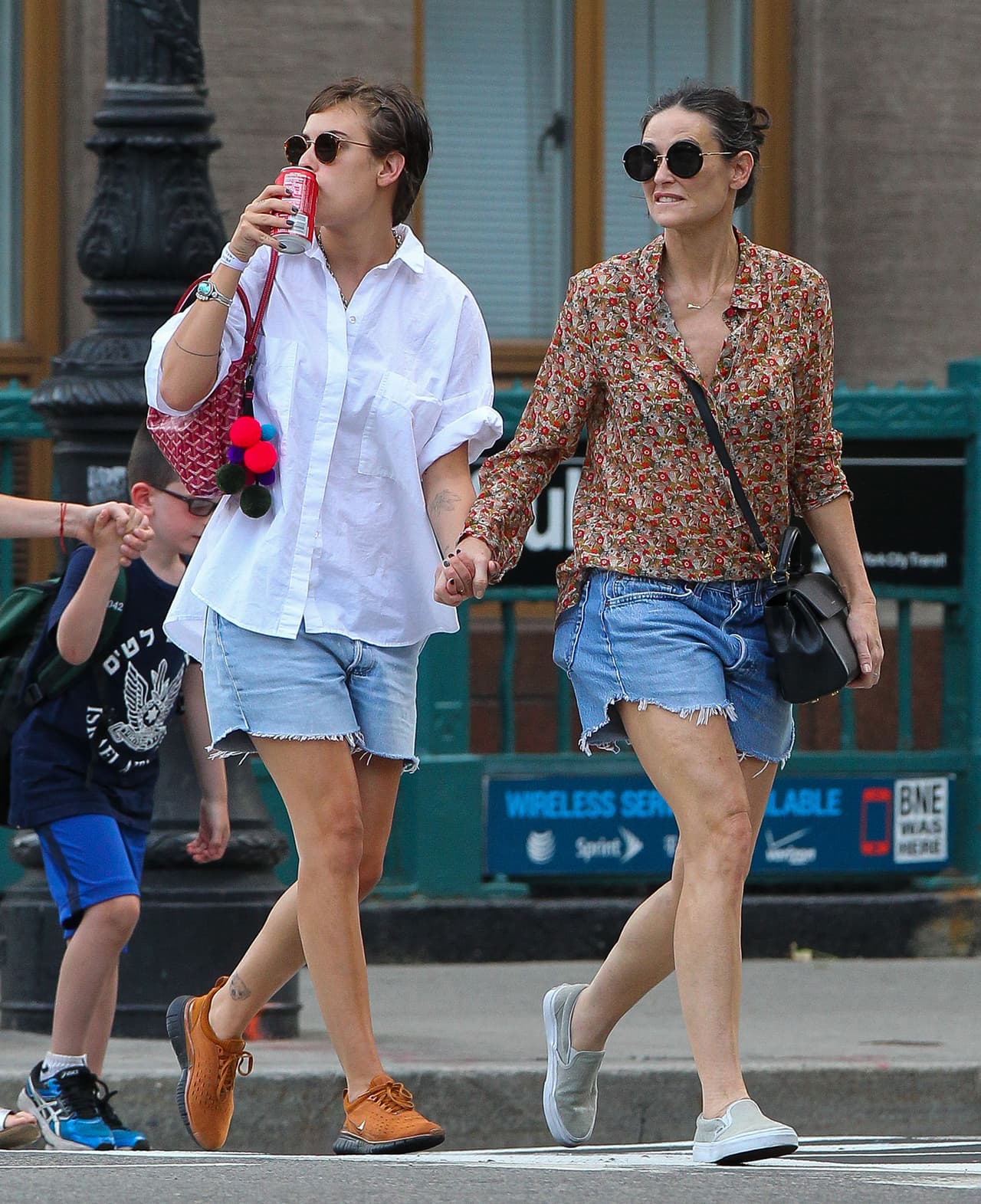 Después de que un hombre murió en su piscina, la actriz sigue refugiándose en Manhattan.