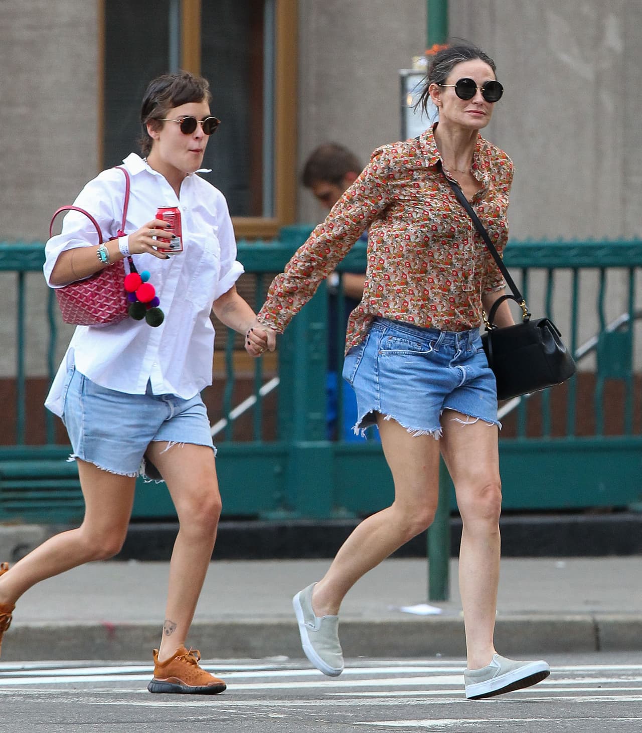 Después de que un hombre murió en su piscina, la actriz sigue refugiándose en Manhattan.