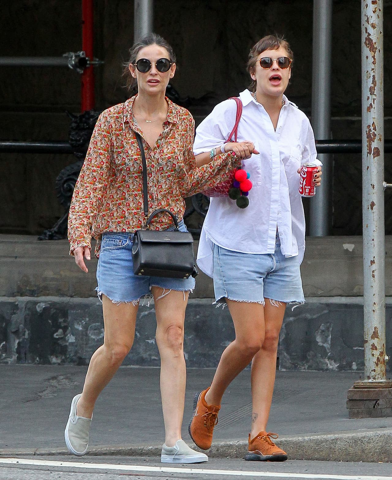 Bebían unas sodas mientras caminaban por Manhattan.