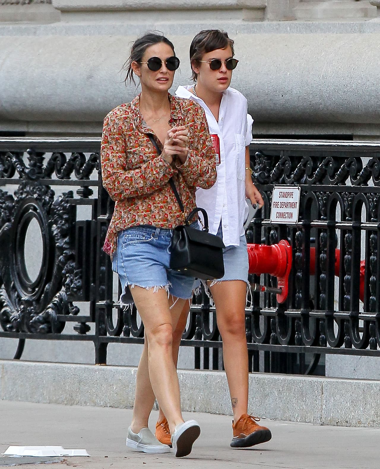 Después de que un hombre murió en su piscina, la actriz sigue refugiándose en Manhattan.