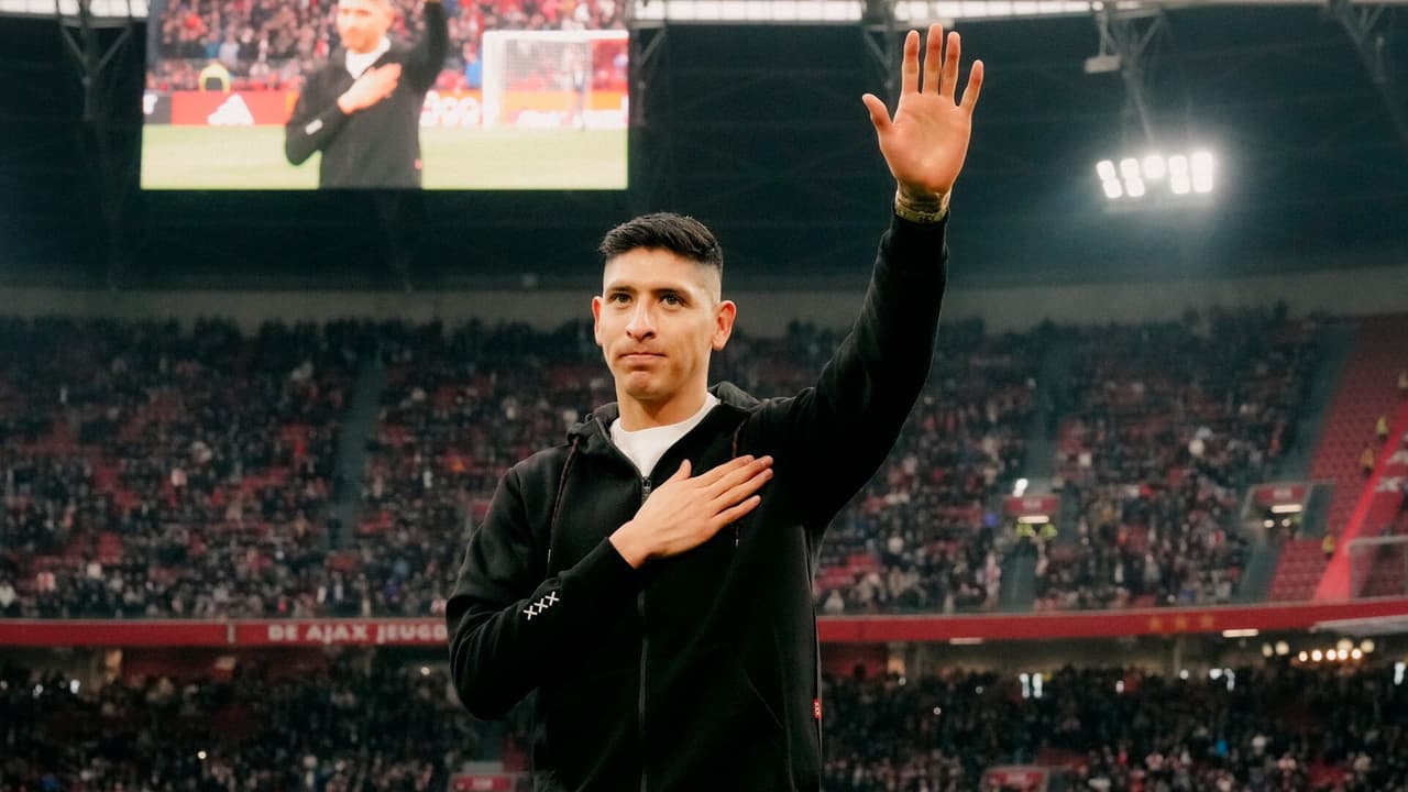 Edson Álvarez regresa al Ajax para recibir un emotivo homenaje