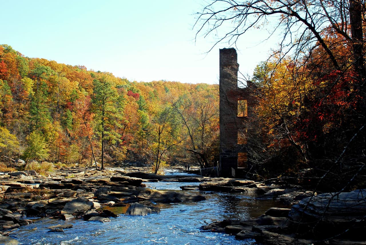 <b>Sweetwater Creek State Park</b>. Un sendero boscoso sigue el arroyo hasta las ruinas de una fábrica textil quemada durante la Guerra Civil.