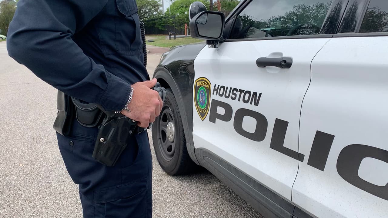 “No des más información de la necesaria, incluso
<b>no tienes que decirle tu estatus migratorio</b> a la policía”, indicó.