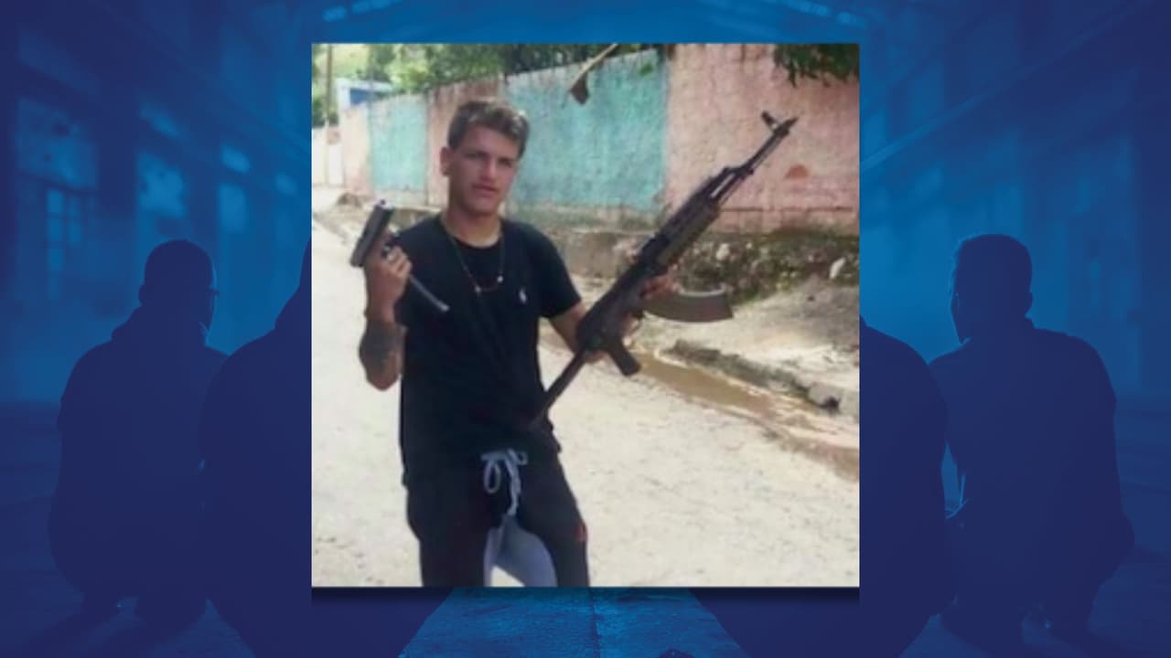 Un presunto miembro del Tren de Aragua posa con armas de fuego en un barrio de Venezuela.