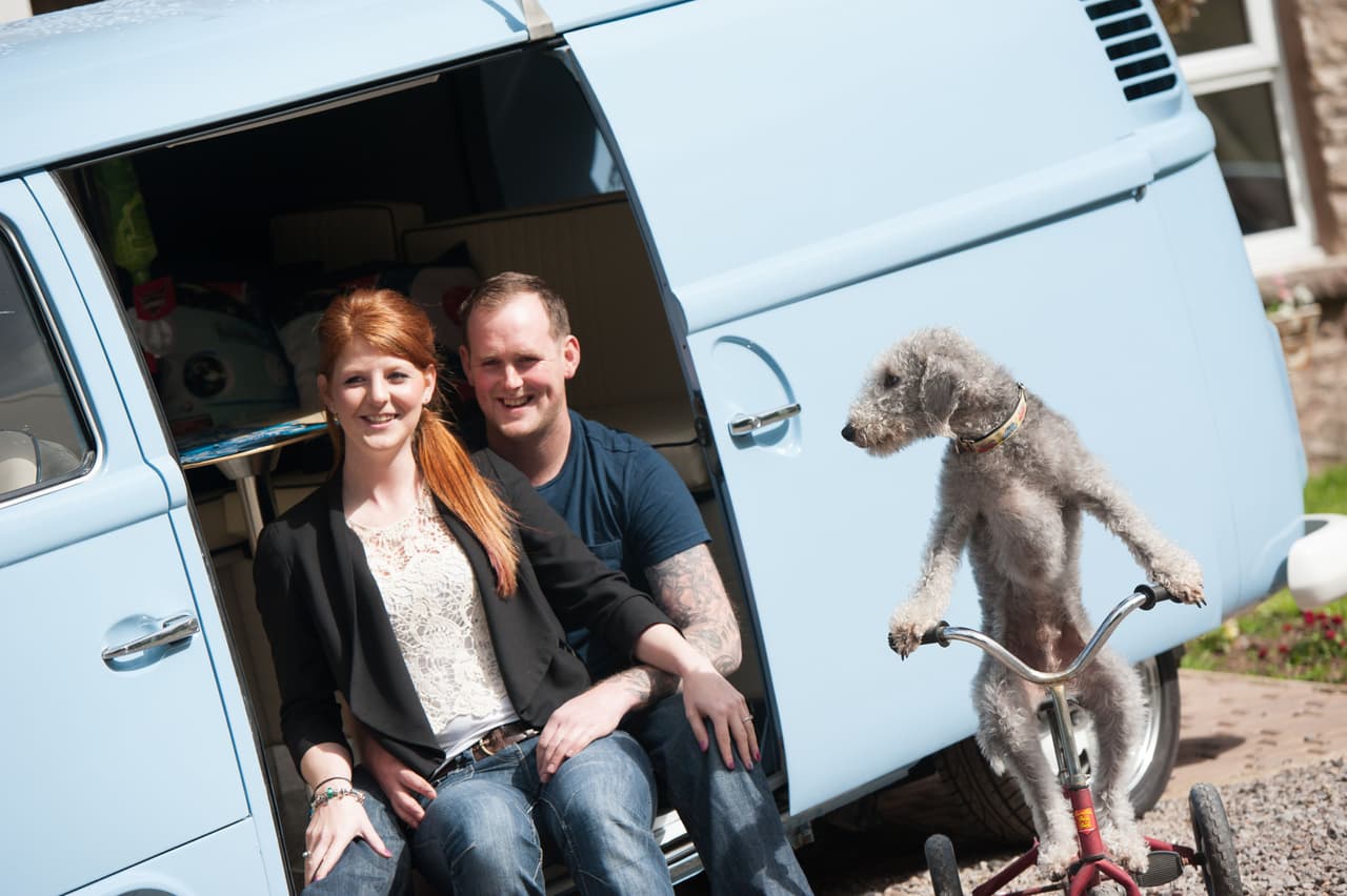 Con cuidado, sentaron al can en la bici.