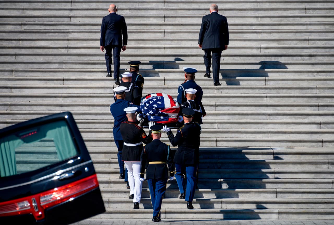 Las ceremonias funerarias no son comunes dentro del Capitolio y están reservadas a funcionarios de especial relevancia en la política de EEUU, como en 2018, cuando se celebró
<u><a href="https://www.univision.com/noticias/politica/en-fotos-congresistas-rinde-tributo-a-john-mccain-en-el-capitolio-fotos">un acto funerario en honor al senador y excandidato presidencial John McCain</a></u>. En la fotografía, los familiares de Cummigns y algunos legisladores esperaron en la escalinata de la fachada este del edificio, por donde llevaron los restos del congresista.