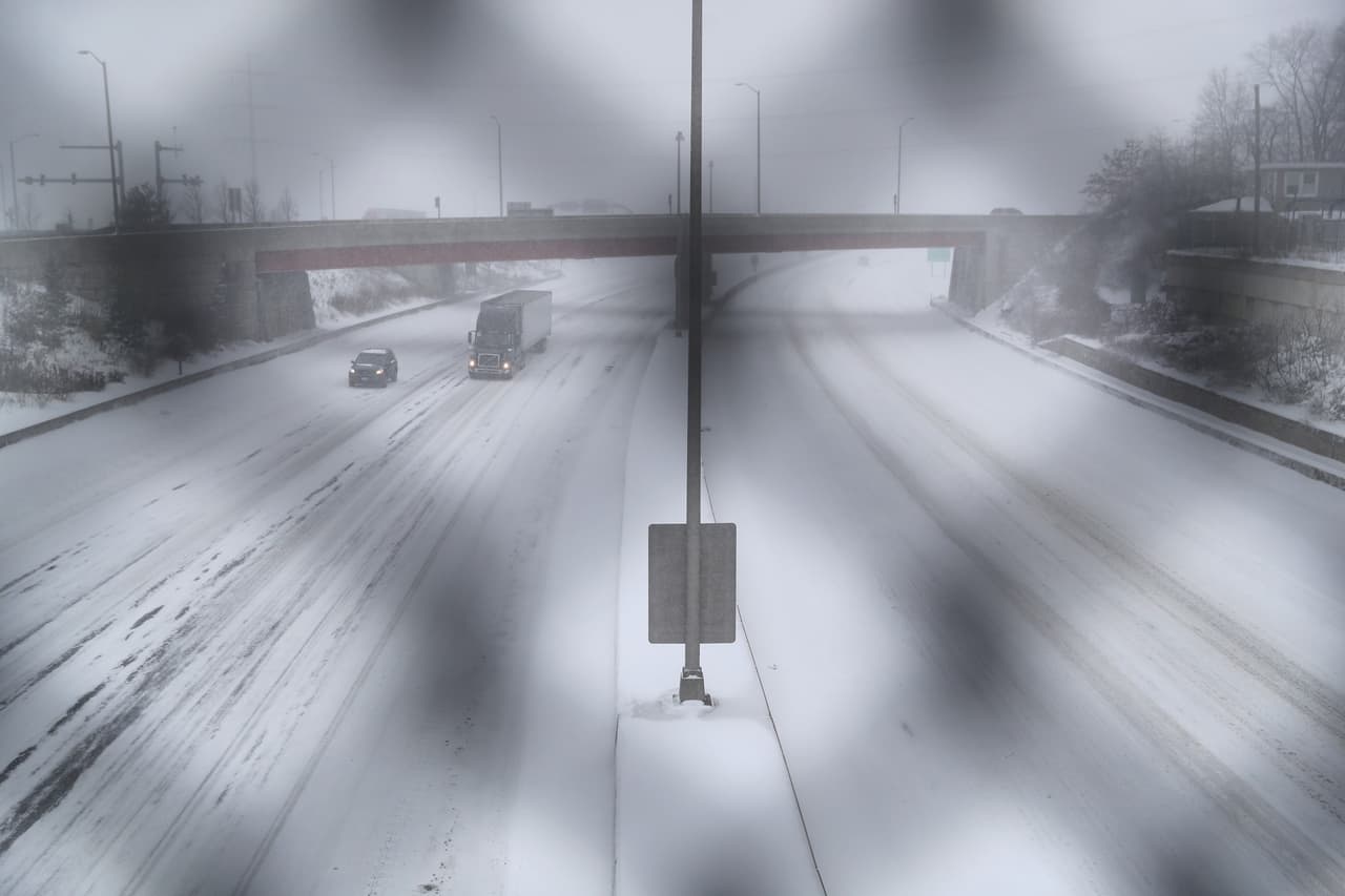 No salgas de la casa sin el teléfono móvil completamente cargado, cargador de coche y un kit de suministros de emergencia en tu coche.