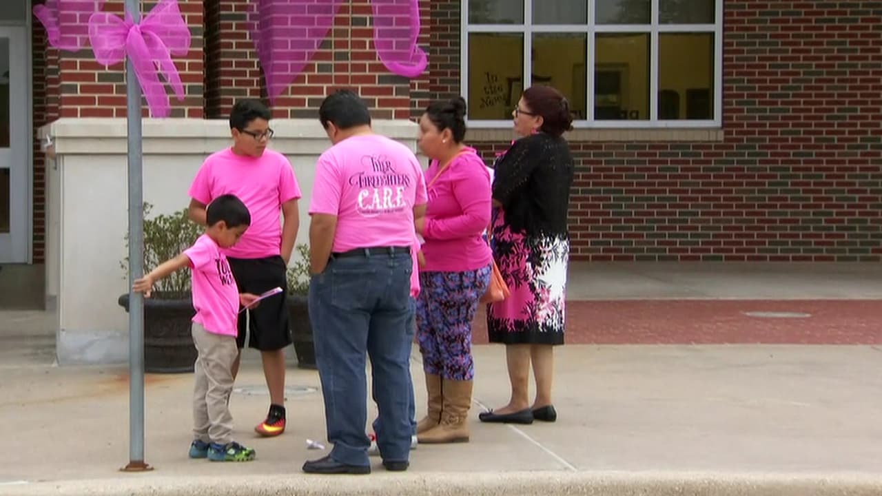 Familias completas de la comunidad de Bullard, vistiendo prendas de color rosado, se unieron a los esfuerzos de búsqueda de la pequeña Kayla Gómez.