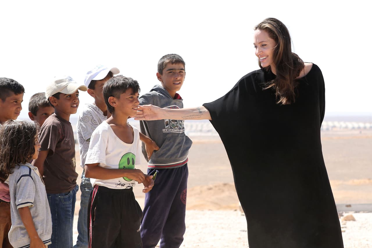 <b>Angelina Jolie</b>: en 2001 visitó a Camboya para rodar Tomb Raider y se dio cuenta de la pobreza que existía en los países africanos y del sudeste de Asia. Desde ese momento se ha convertido en una fuerte activista y embajadora de buena voluntad de la ONU. Hambre, refugiados y desfavorecidos son sus ámbitos en estas causas. 
<br>
<br>