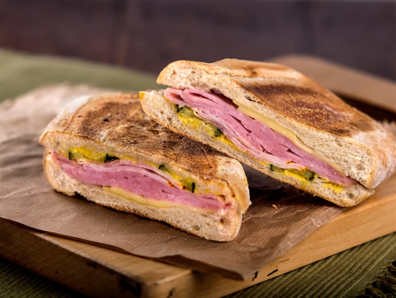 <b>Sandwich cubano.</b> Los emparedados de carne mixta eran la comida común de los trabajadores en la Cuba del siglo XIX y principios del XX.
<br>
<br>Aunque a menudo se asocia con Miami, el sandwich cubano de hoy (de cerdo asado, jamón, queso suizo, mostaza y encurtidos, dentro de un pan cubano tipo baguette) fue inventado por inmigrantes cubanos en las fábricas de cigarrillos de Key West, Florida, a finales del siglo XIX. 
<br>
<br>La receta fue luego refinada en Tampa, en el noroeste del estado, con una población considerable de origen italiano. Allí normalmente se agrega salami a la combinación.
<br>