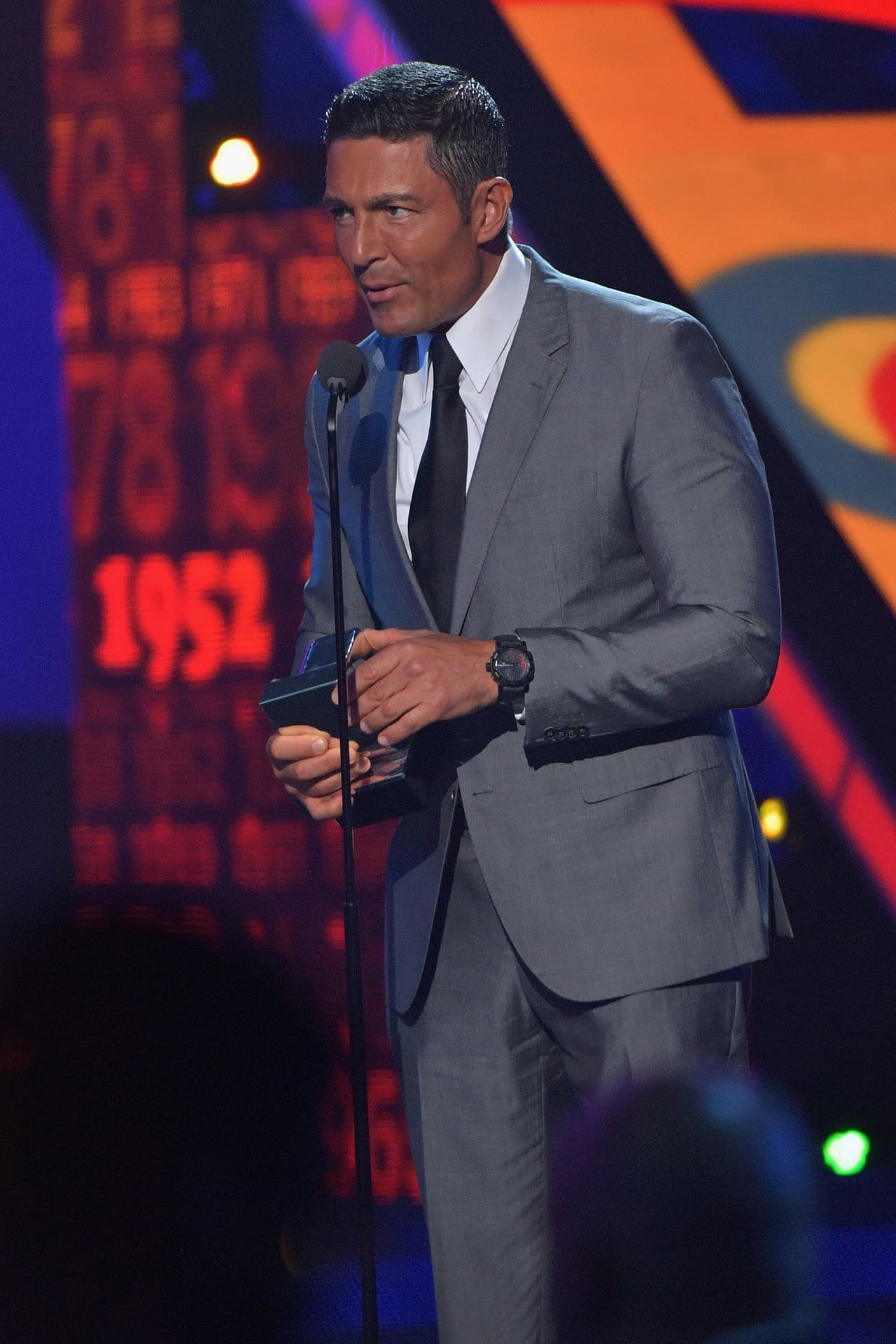 El año pasado, el actor mexicano Fernando Colunga recibió así el premio Mi protagonista favorito.