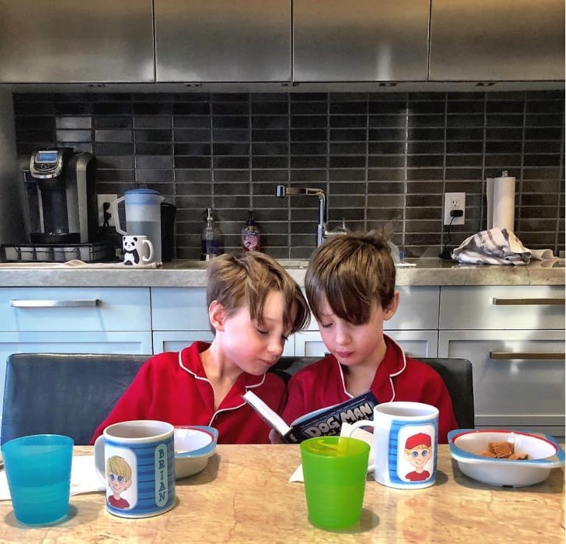 Ivy no se sentirá sola caminando por el pasillo de la capilla San Jorge, en el castillo de Windsor. A pocos pasos, estarán sus
<b><a href="https://www.thestar.com/entertainment/2010/08/12/ben_and_jessica_mulroney_welcome_twins_name_one_brian.html">hermanos gemelos Brian y John Mulroney</a></b>, de siete años.