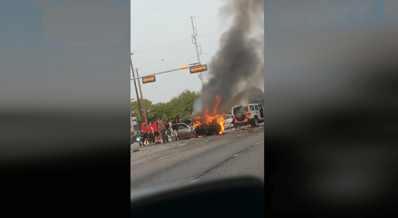 Captan en video cuando un auto explota en llamas tras un accidente en Dallas