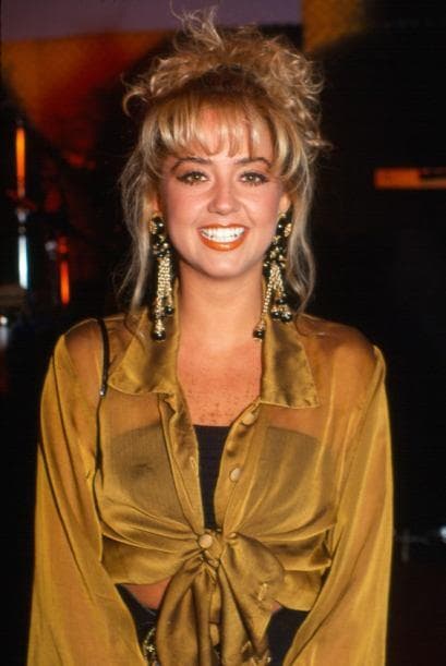 <b><a href="http://www.univision.com/temas/andrea-legarreta">Andrea Legarreta</a></b> tenía el cabello mucho más claro y gustaba hacerse un gran fleco, dejándose unos mechones sueltos a los costados. Esta moda se extendió a principios de los años 90.