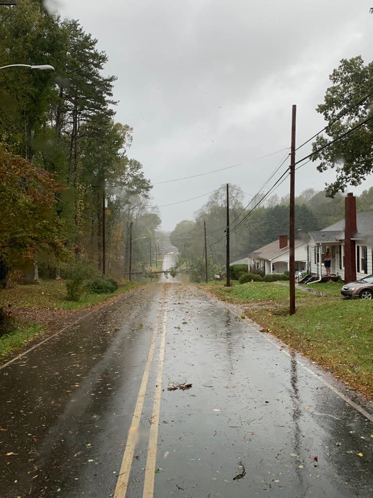 La caída de árboles y el tendido eléctrico ha dejado incomunicadas a varias comunidades del oeste de Carolina del Norte.