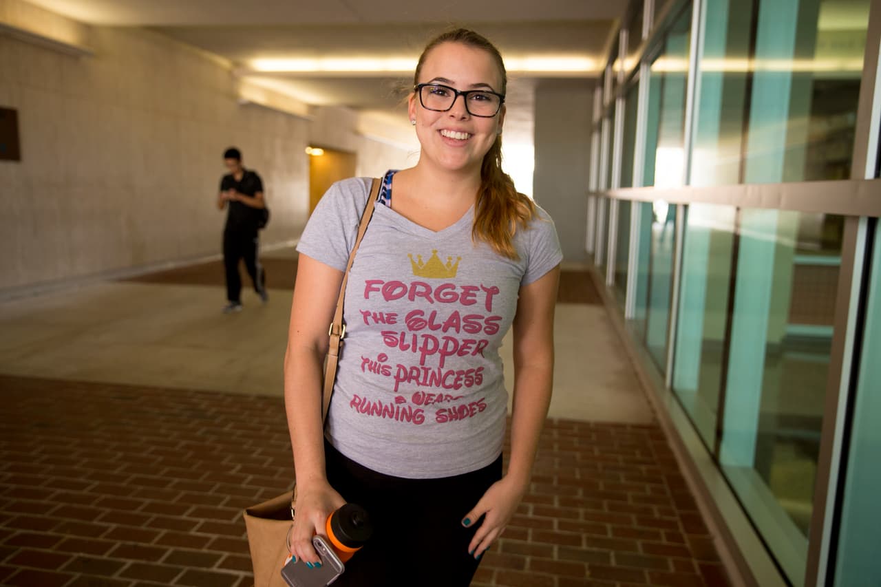 Karina Redondo. 20 años. Estadounidense de padres cubanos. “Votaré por cualquiera menos por Trump. No estoy de acuerdo con lo que dice, siento que lo único que le importa es el dinero porque cree que eso es lo más importante, pero no porque se haya puesto en los zapatos de otras personas que hayan pasado por esa situación y quiera ayudarlos”.