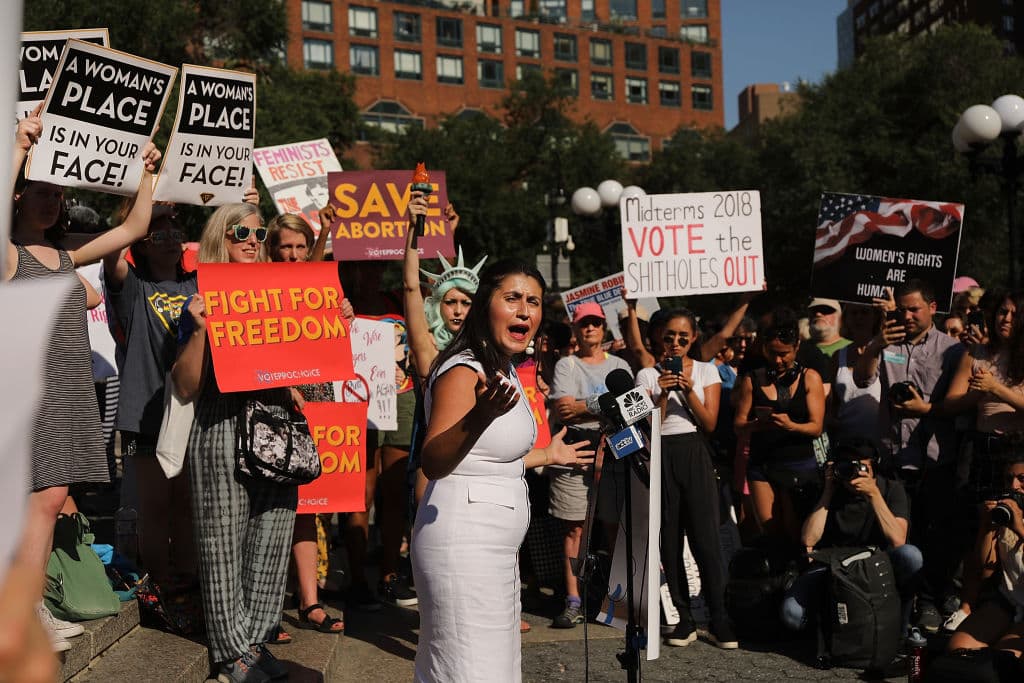 Entre las credenciales del magistrado está su tendencia conservadora. Esa es su posición frente a temas controversiales como la salud reproductiva de las mujeres, minorías raciales, comunidad LGBTQ, trabajadores y otros grupos.
<br>