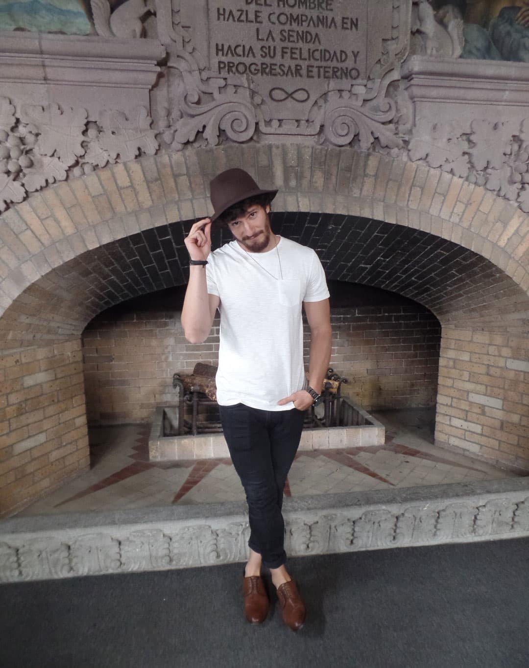 En la serie da vida a Omar, quien al ser traicionado y encarcelado por un crimen que no cometió, cambia de rostro y de identidad para convertirse en Yago.