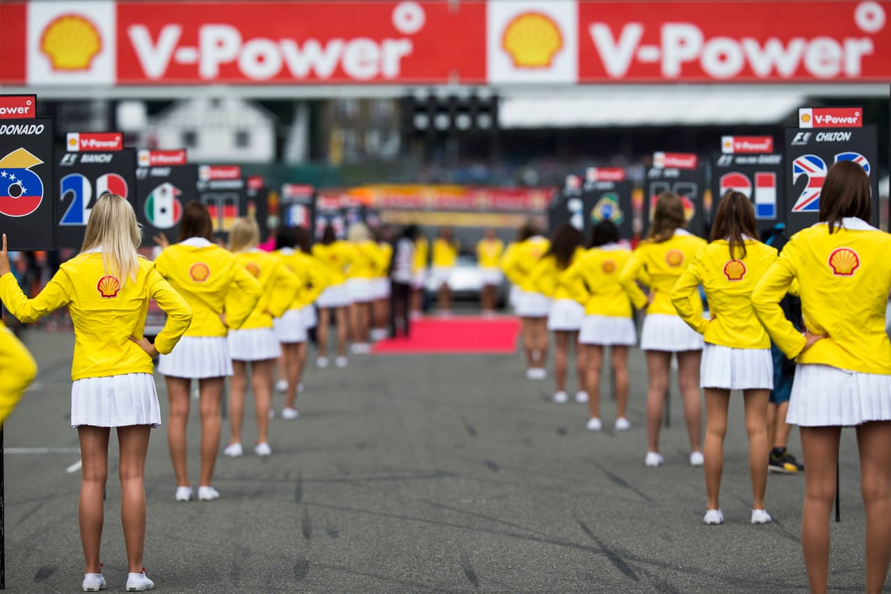 Las mujeres realizaban dos filas en la parrilla de salida como acto previo a todas las carreras de la gran competencia.