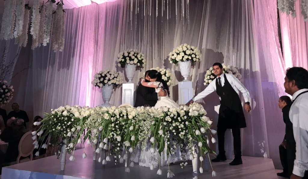 Al llegar al salón 
<b>la pareja agradeció a los invitados</b> y se fundió en un beso.