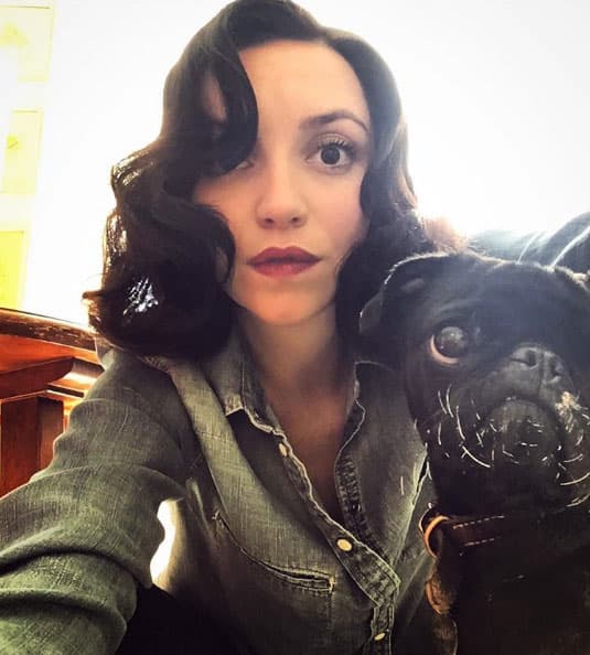 Su cabello ondulado y sus labios con tonalidades fuertes hicieron resaltar su belleza.