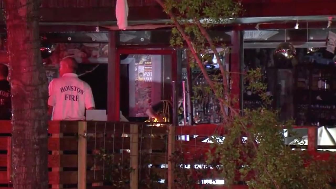 El testigo narró que tanto él como se perrito se tiraron al suelo y escuchó como pedazos de escombro iban cayendo en el suelo.