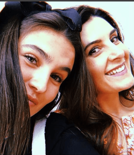 Romina Poza es la segunda hija de Mayrín Villanueva, fruto del matrimonio que tuvo con el actor Jorge Poza.
<br>