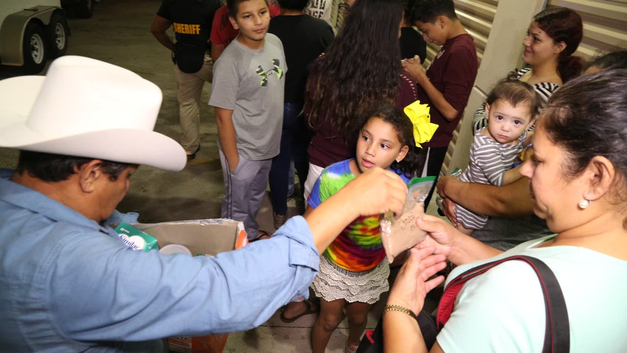 Así fue la entrega de ayudas por 'El Bueno, La Mala y El Feo' en Port Arthur, una de las localidades más afectadas por el huracán Harvey.