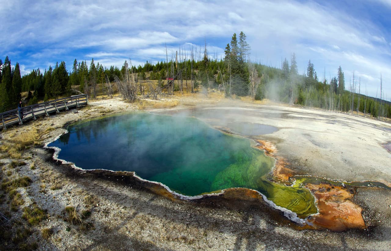 El 
<b>Parque Nacional Yellowstone </b>posee una de las colección de géiseres y fuentes termales más impresionante del mundo, tanto así que parecen de otro planeta. 
<a href="https://www.nps.gov/yell/espanol/index.htm"><u>https://www.nps.gov/yell/espanol/index.htm</u></a>