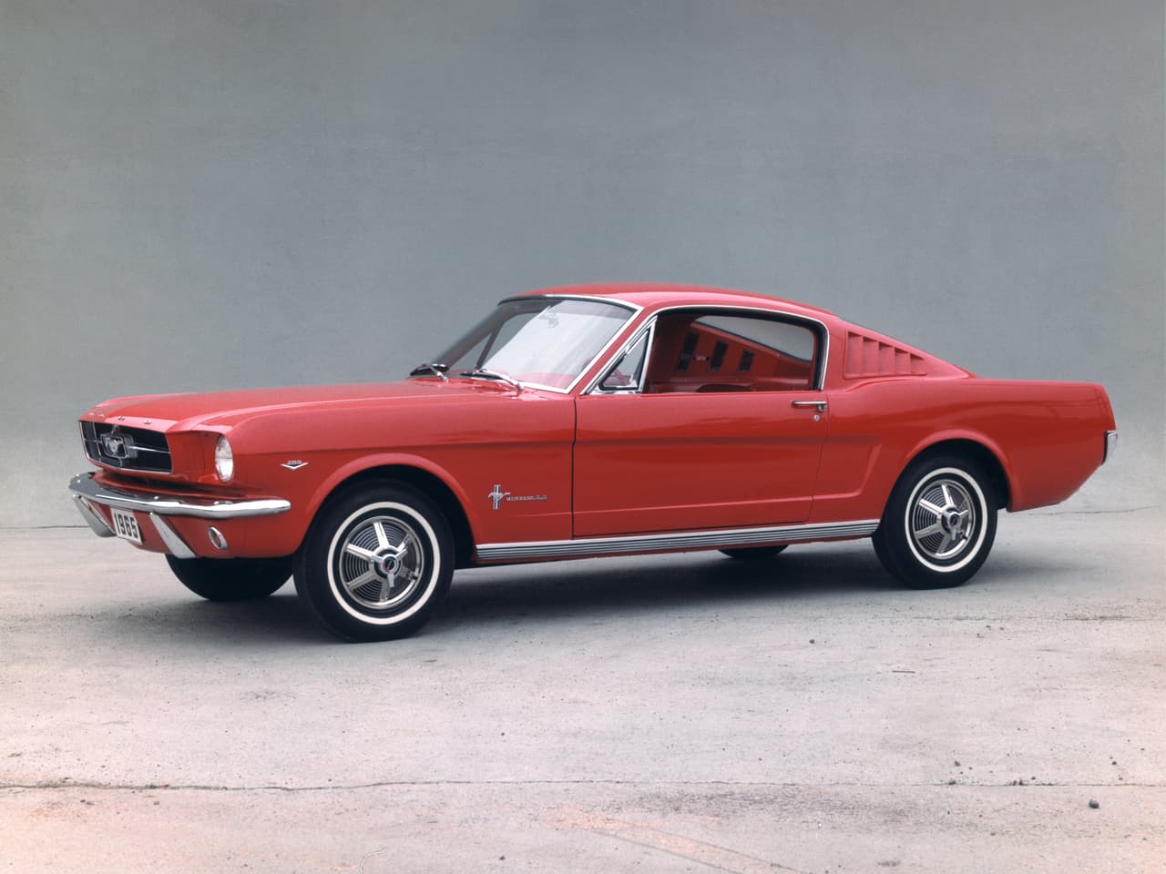En 1960 un grupo de jóvenes ejecutivos de Ford se reunía informalmente para deliberar sobre que auto producir en el futuro cercano. El resultado fue el Ford Mustang, el primer deportivo accesible lanzado en Abril de 1964. En el más optimista de los casos Ford anticipó vender 100,000 Mustangs en el primer año, pero las ventas superaron las 400,000 unidades. Nacía así uno de los capítulos más gloriosos de la historia del automóvil mundial.
