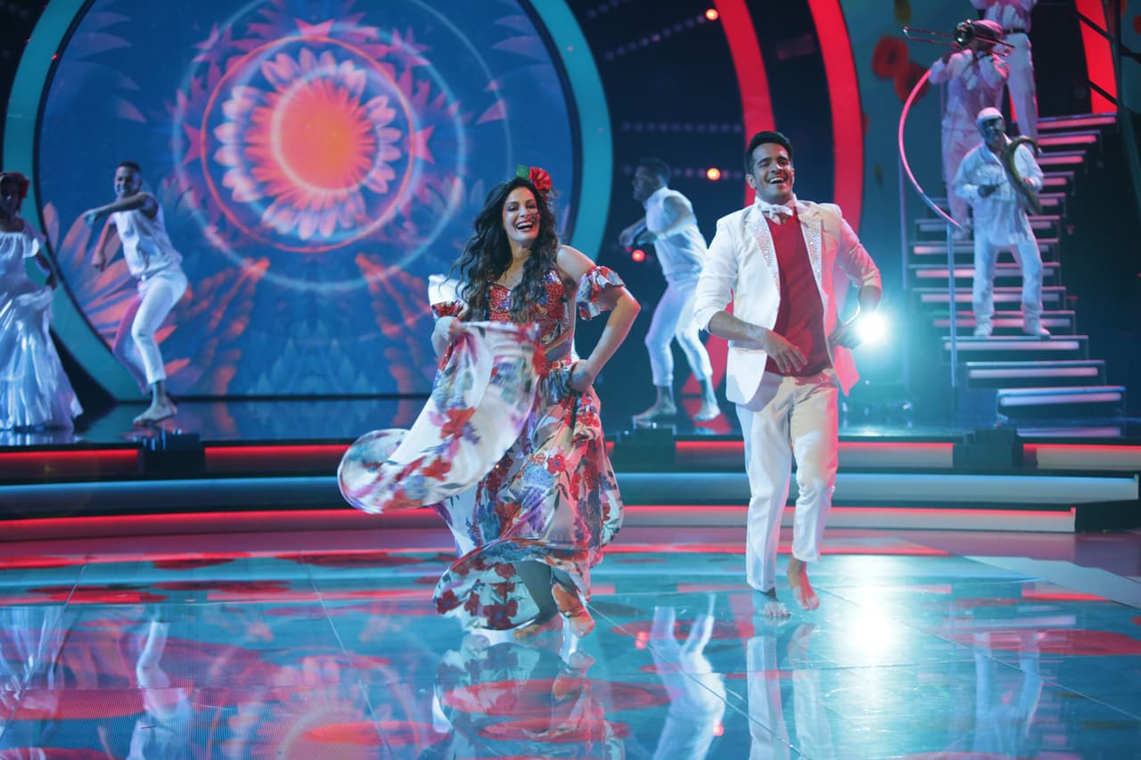 Los puertorriqueños llegaron partiendo la pista con una cumbia al ritmo de 'Pégate'.