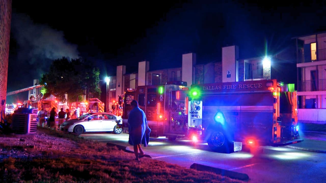 Lo que parecía ser una madrugada tranquila en el este de Dallas
<b>terminó con sirenas, humo y más de 70 bomberos trabajando contra el tiempo.</b>