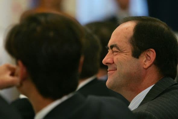 Hablando con un compañero del Partido Socialista Obrero Español, Bono aseguró que "nuestro colega Blair es un gilipollas integral", refiriéndose a la decisión del premier británico de recibir al entonces candidato del conservador Partido Popular, Mariano Rajoy,