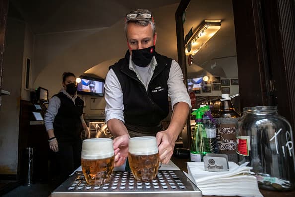 La Comisión de Bebidas Alcohólicas de Texas tiene la autoridad de suspender cualquier licencia que represente una amenaza o peligro inmediato para la seguridad pública. El incumplimiento de estos protocolos puede resultar en una suspensión de la licencia de 30 días por la primera infracción y una suspensión de 60 días por una segunda infracción.