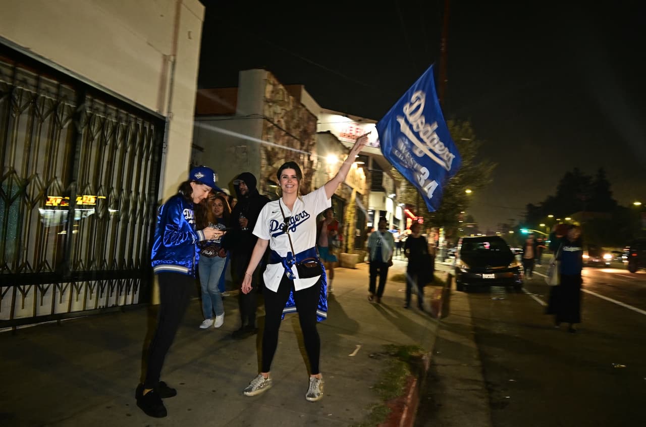 El Departamento de Policía de Los Ángeles reportó que
<b>algunos agentes fueron alcanzados por proyectiles</b> y fuego pirotécnico, lo que llevó a declarar una orden de dispersión alrededor de las 12:30 a.m.