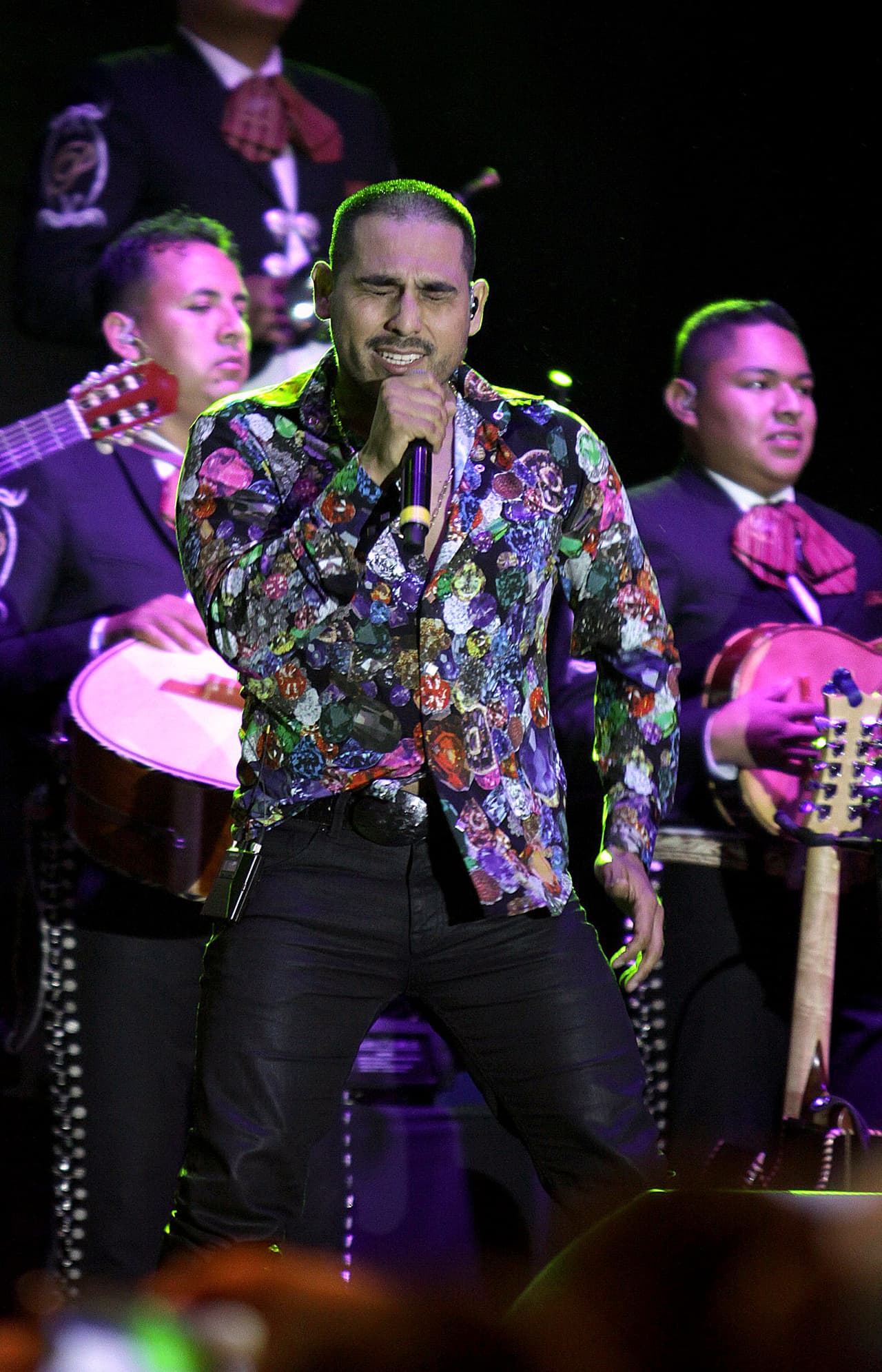 Rancho Tailer & Cleaners es la boutique a la que acude Espinoza Paz para que le confeccionen todas sus camisas. Además, este lugar también hizo diseños para Prince, Beyoncé y Puff Daddy entre otros.