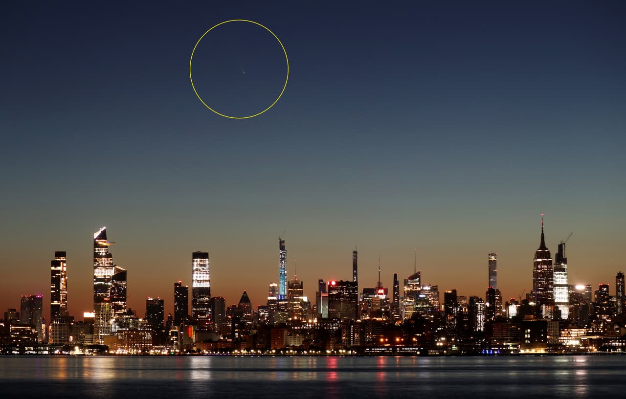 Un pequeño punto con una cola sobre el cielo de Manhattan, Nueva York, el 14 de julio. Neowise es visible desde cualquier parte en el Hemisferio Norte, incluso en las ciudades, siempre y cuando el cielo esté despejado.