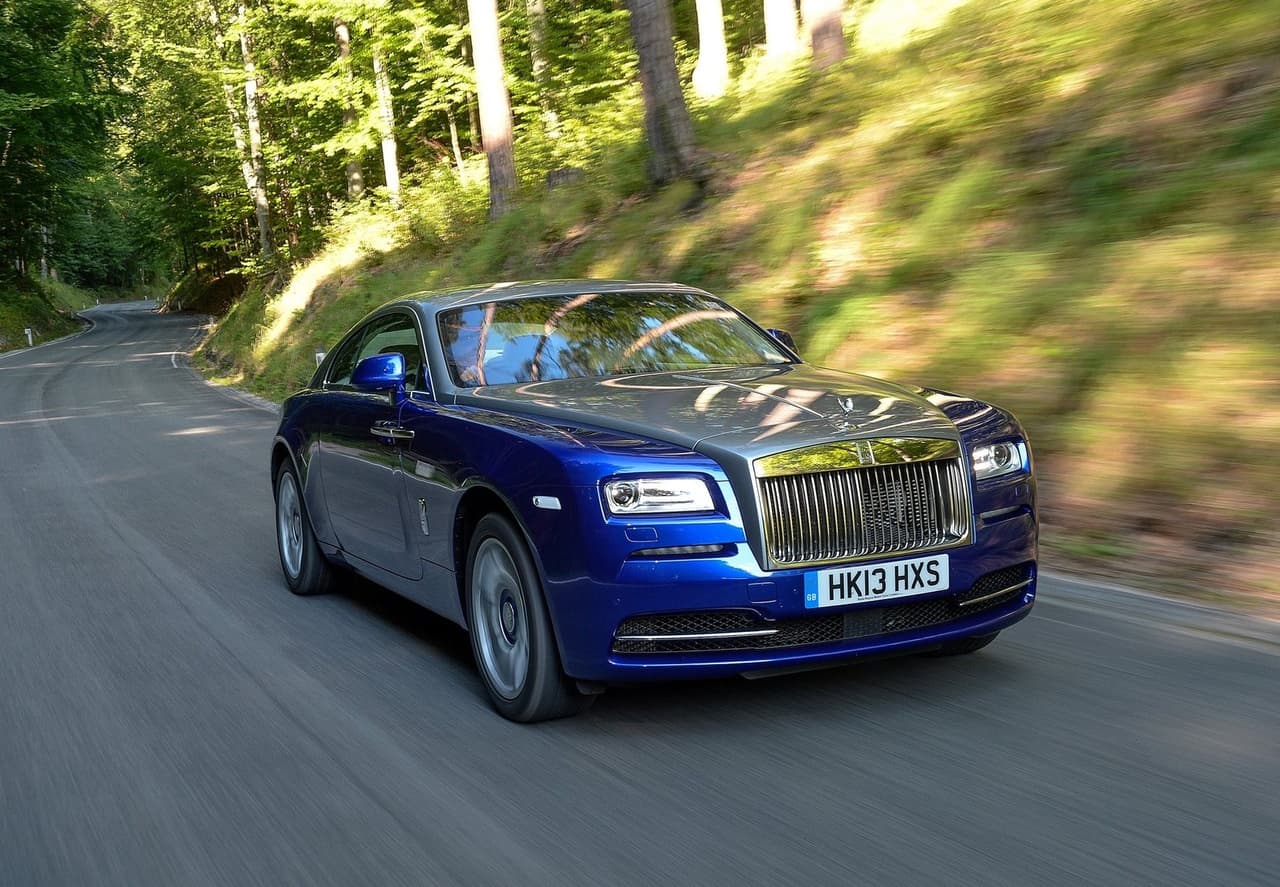 Karol G recibió este lujoso y exclusivo vehículo como regalo de cumpleaños por parte de su novio Anuel AA. Esta unidad sobresale por su pintura bitono, en amarillo y negro, para su carrocería. Su precio supera los 350,000 dólares.