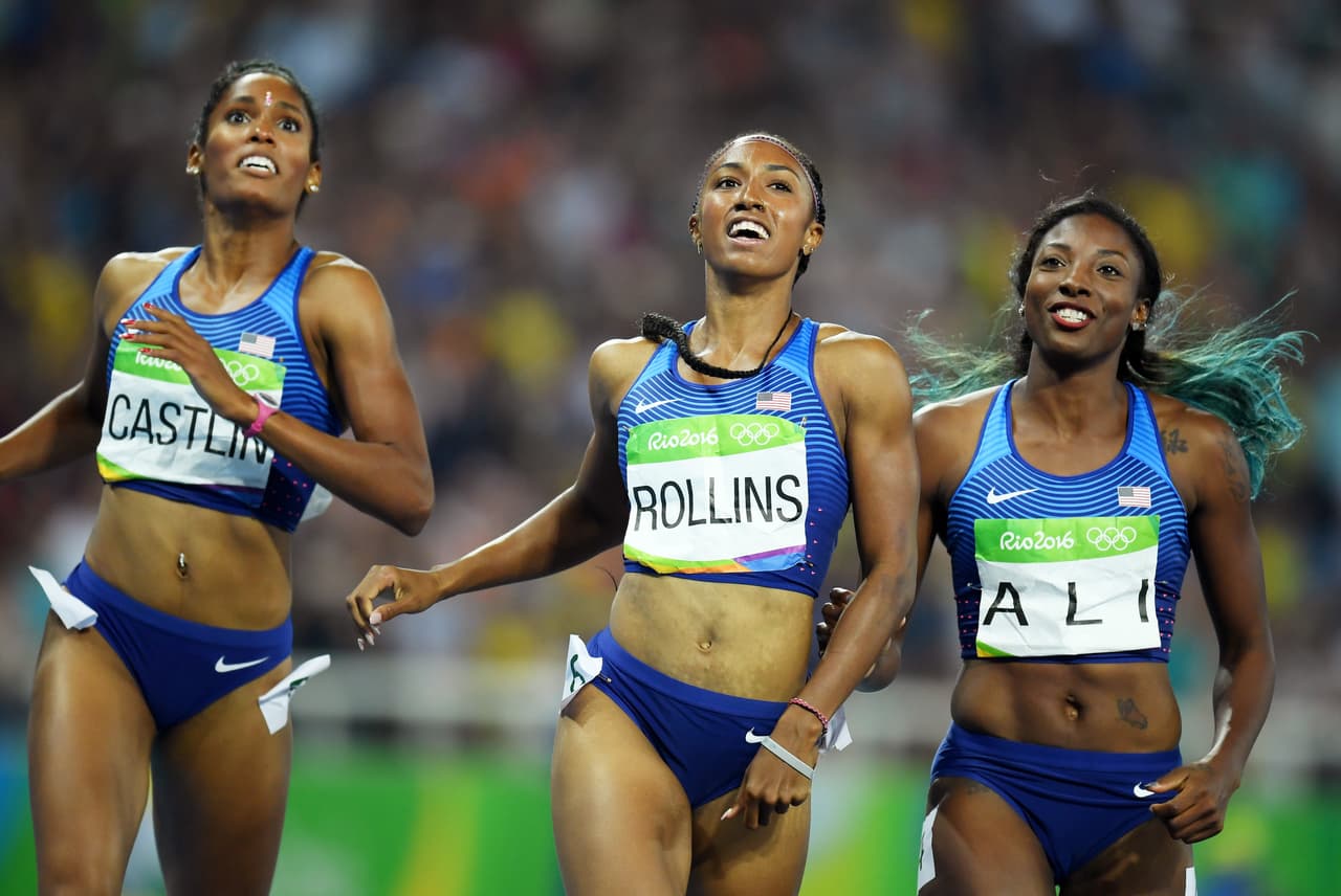Kristi Castlin (medalla de bronce), Brianna Rollins (Medalla de Oro) y Nia Ali (Medalla de Plata), todas de Estados Unidos, al finalizar la carrera de los 100 metros con vallas.