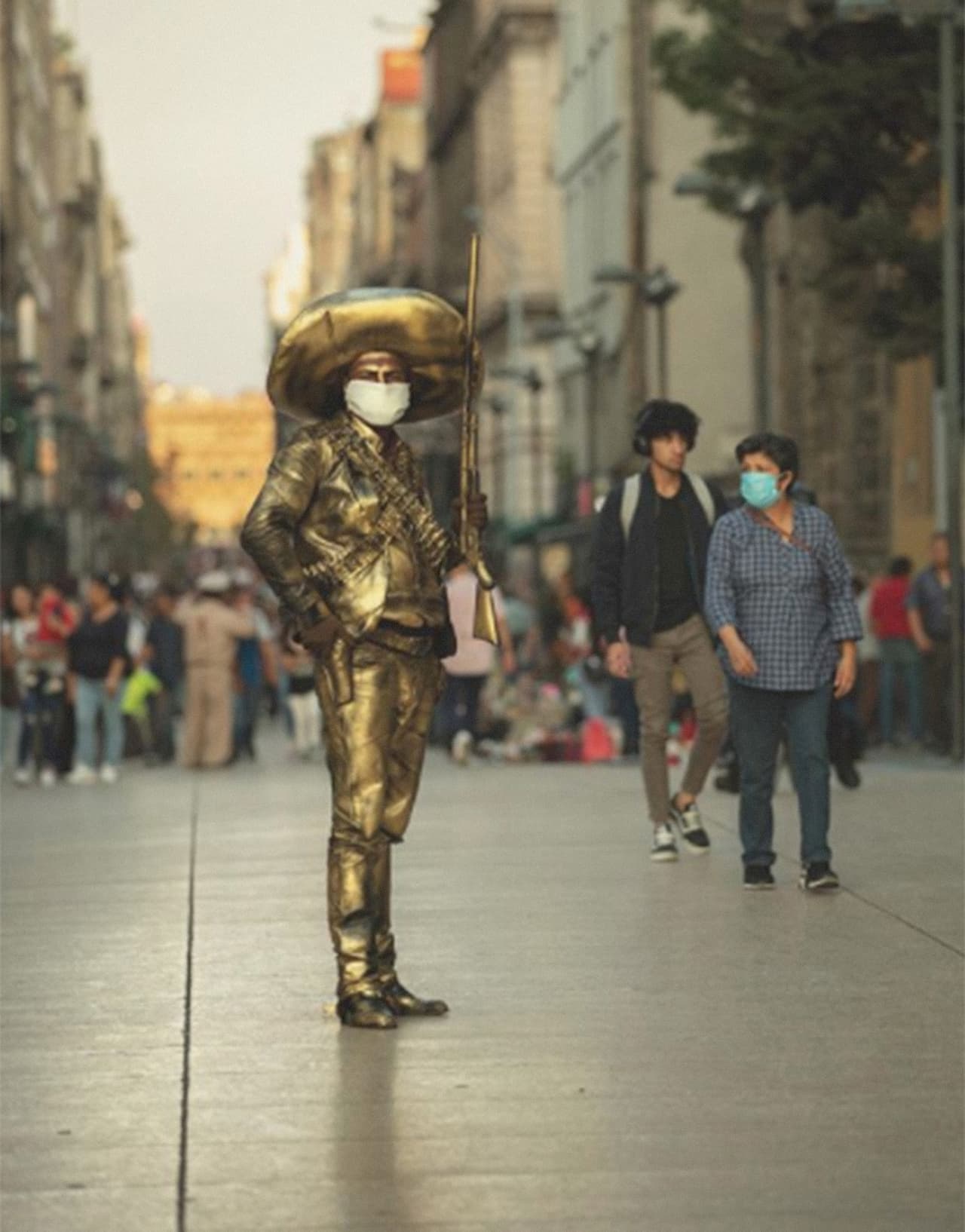 El registro del coronavirus de Arau no se ha limitado a los drones. El artista ha retratado desde el suelo “la preocupación y la incertidumbre” de la población, que aún se encuentra bajo una política de cuarentena voluntaria, pero muchos lugares están cerrados.