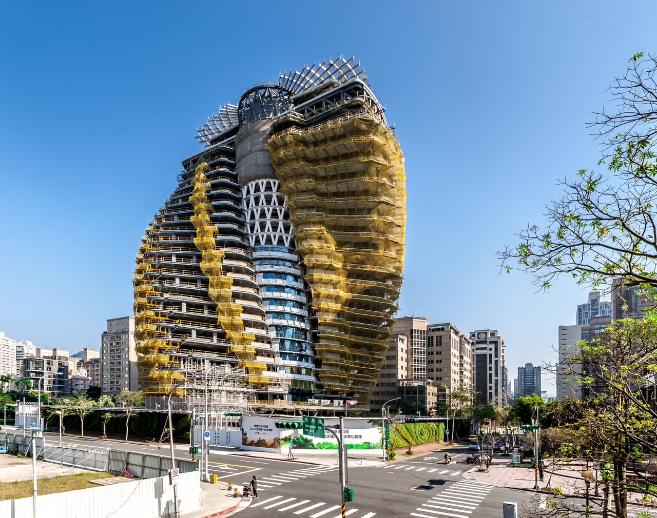 La forma del edificio está inspirada en la doble hélice de una molécula de ADN y será un nuevo ecosistema que repatriara la fauna y la flora al corazón de la ciudad, generando un nuevo hogar de biodiversidad subtropical, promete el arquitecto de la obra.