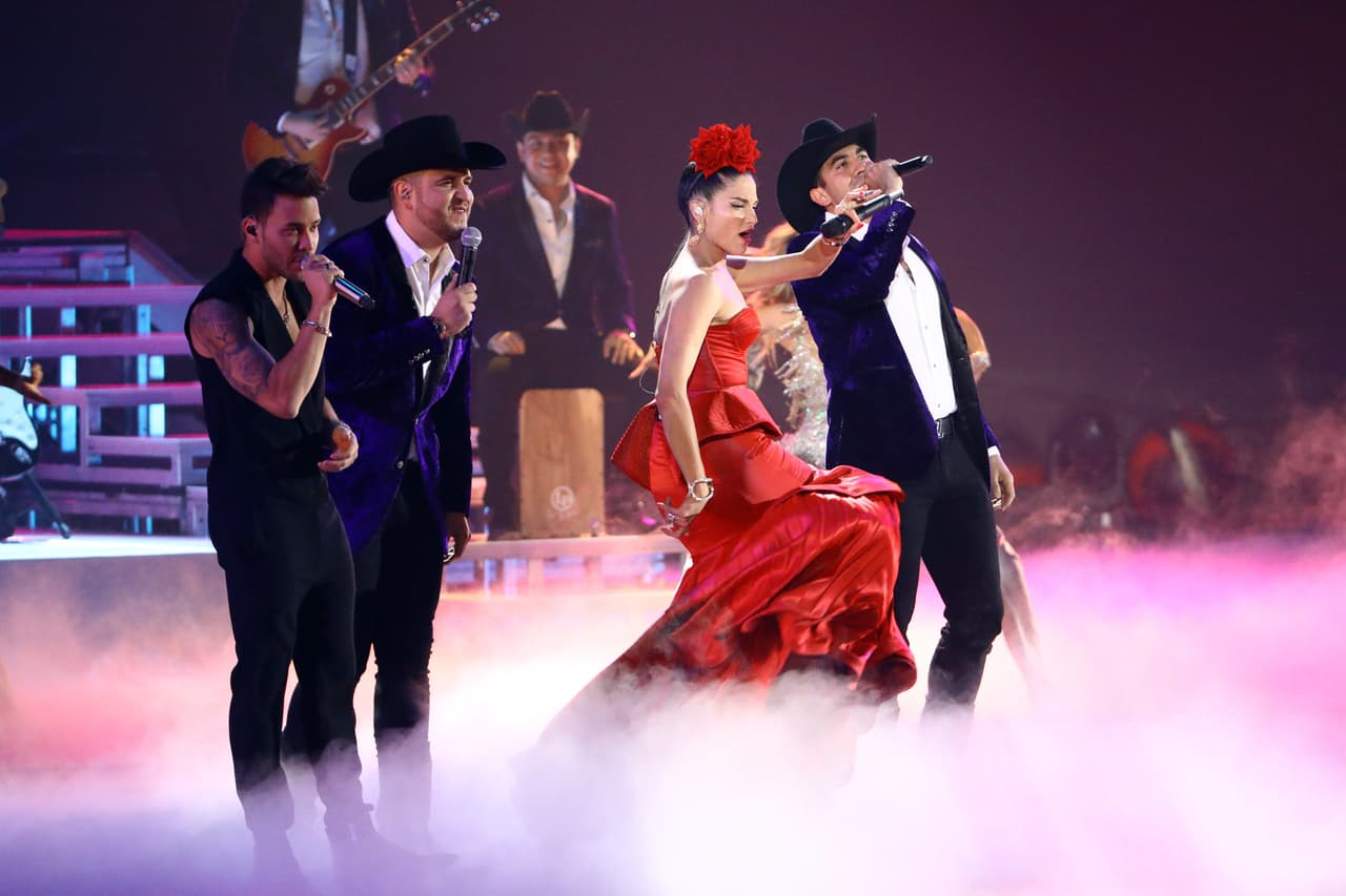 Prince Royce, Calibre 50 y Natalia Jiménez se encargaron de mantener al público encendido con su magistral rendición de 'Secreto de amor', en honor a Joan Sebastian (1951-2015).