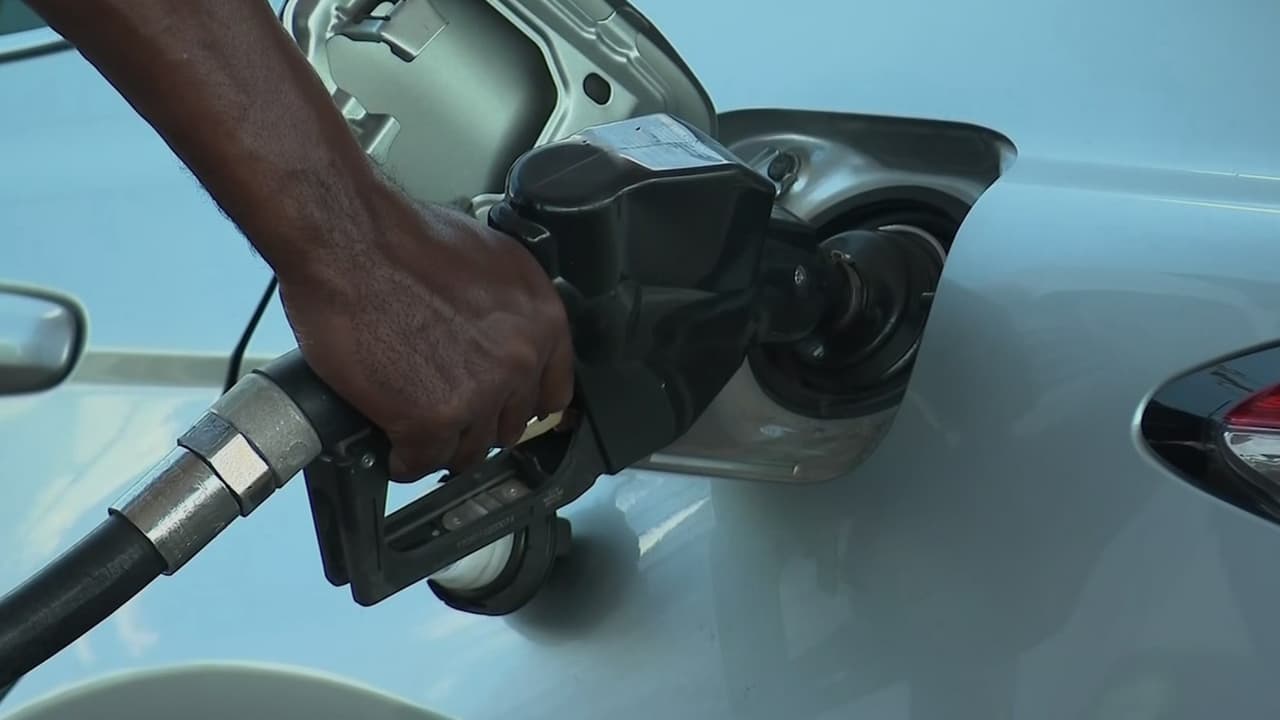 Petróleo baja a $111, pero gasolina se mantiene alta por tensión con Irán